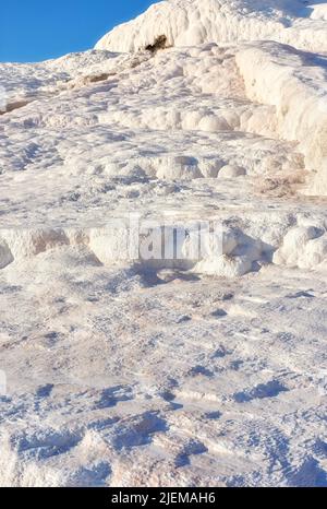 Gros plan des piscines et terrasses de travertin à Pamukkale, Turquie. Voyager à l'étranger pour les vacances et le tourisme. Zone de château en coton avec minerai de carbonate Banque D'Images