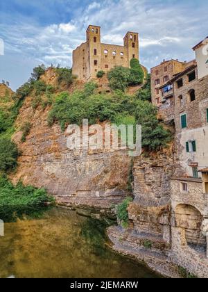 Vue panoramique village médiéval de Dolceacqua en Ligurie Riviera, Château de Doria, Pont de Monet, Italie, Ligurie, province d'Imperia Banque D'Images