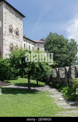 Angera, Italie - 4 juin 2022 : dans le parc du château de Borromeo. Banque D'Images
