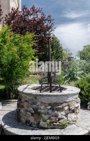 Angera, Italie - 4 juin 2022: Dans le parc du château de Borromeo: Le puits. Banque D'Images