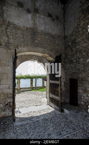 Angera, Italie - 4 juin 2022 : entrée principale du château de Borromeo. Banque D'Images