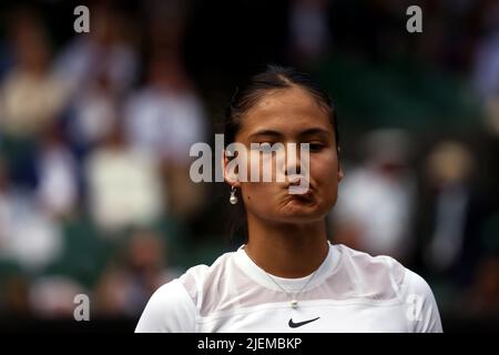 Londres, le 27 juin 2022 - Emma Raducanu en Grande-Bretagne grimaces après avoir perdu un match lors de son premier tour contre Alison Van Uytvanck sur le Centre court de Wimbledon. Crédit : Adam Stoltman/Alamy Live News Banque D'Images
