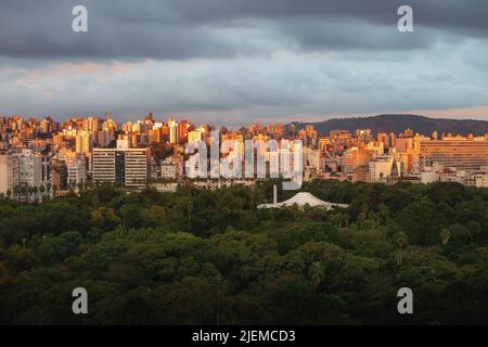 Vue aérienne de Porto Alegre et du parc Farroupilha (Redencao) - Porto Alegre, Rio Grande do Sul, Brésil Banque D'Images