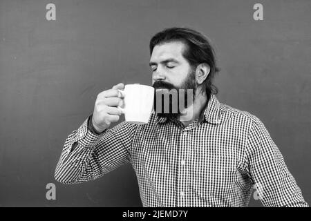 brutal non shaven guy professeur d'université au tableau noir, café du matin Banque D'Images