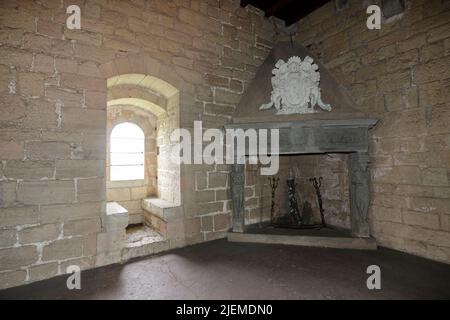 Angera, Italie - 4 juin 2022: Cheminée dans le château de Borromeo (Rocca di Angera). Banque D'Images
