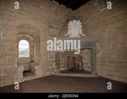 Angera, Italie - 4 juin 2022: Cheminée dans le château de Borromeo (Rocca di Angera). Banque D'Images