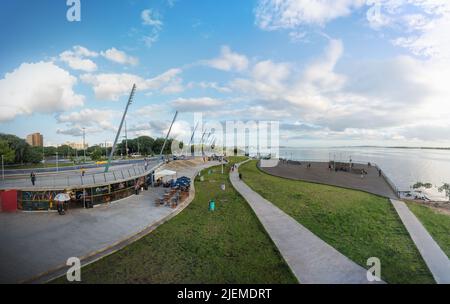 Parc Moacyr Scliar - Nouveau front de mer revitalisé de Guaiba (Orla do Guaiba) - Porto Alegre, Rio Grande do Sul, Brésil Banque D'Images