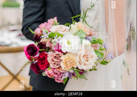 Mariée et marié avec bouquet Banque D'Images