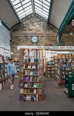 Barter Books Alnwick, vue d'un client de sexe masculin parcourant la célèbre boutique de livres Barter Books à Alnwick, Northumberland, Angleterre, Royaume-Uni Banque D'Images