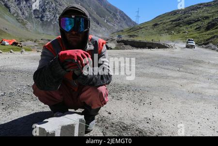 27 juin 2022, Ladakh, Jammu-et-Cachemire, Inde: Un ouvrier regarde pendant qu'il pose une photo au col de Zojila, à 108 kilomètres à l'est de Srinagar à Zojila, Inde. Zojila un des cols de montagne dangereux situé dans la région du Cachemire qui est le seul lien routier entre le Cachemire et le Ladakh qui a une importance stratégique puisque le col Zojila est situé à une altitude de 11 578 pieds sur la route nationale Srinagar-Kargil-Leh et reste fermé pendant les hivers lourds Neige et cette année, le pass est ouvert sur 19 mars après avoir été fermé pendant 73 jours. (Credit image: © Adil Abbas/ZUMA Press Banque D'Images