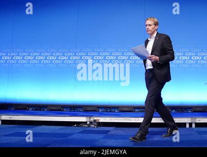 27 juin 2022, Schleswig-Holstein, Neumünster: Daniel Günther (CDU), ministre-président du Schleswig-Holstein, se rend au conférencier lors de la conférence du parti d'État de la CDU pour conclure les négociations de coalition à Holstenhallen. Photo: Marcus Brandt/dpa Banque D'Images