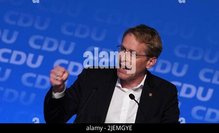 27 juin 2022, Schleswig-Holstein, Neumünster: Daniel Günther (CDU), ministre-président du Schleswig-Holstein, prend la parole à la conférence de l'État partie de la CDU à la fin des négociations de coalition dans le Holstenhallen. Photo: Marcus Brandt/dpa Banque D'Images