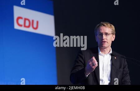 27 juin 2022, Schleswig-Holstein, Neumünster: Daniel Günther (CDU), ministre-président du Schleswig-Holstein, prend la parole à la conférence de l'État partie de la CDU à la fin des négociations de coalition dans le Holstenhallen. Photo: Marcus Brandt/dpa Banque D'Images