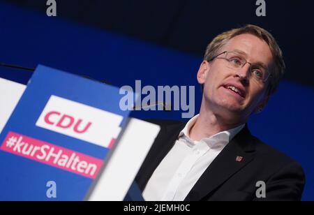 27 juin 2022, Schleswig-Holstein, Neumünster: Daniel Günther (CDU), ministre-président du Schleswig-Holstein, prend la parole à la conférence de l'État partie de la CDU à la fin des négociations de coalition dans le Holstenhallen. Photo: Marcus Brandt/dpa Banque D'Images