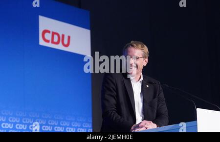 27 juin 2022, Schleswig-Holstein, Neumünster: Daniel Günther (CDU), ministre-président du Schleswig-Holstein, prend la parole à la conférence de l'État partie de la CDU à la fin des négociations de coalition dans le Holstenhallen. Photo: Marcus Brandt/dpa Banque D'Images