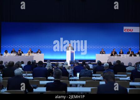 27 juin 2022, Schleswig-Holstein, Neumünster: Daniel Günther (CDU), ministre-président du Schleswig-Holstein, prend la parole à la conférence de l'État partie de la CDU à la fin des négociations de coalition dans le Holstenhallen. Photo: Marcus Brandt/dpa Banque D'Images