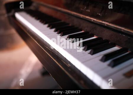 Détails des anciennes clés de piano la nuit Banque D'Images