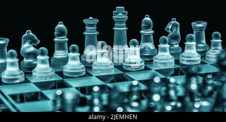 Échecs de verre sur le plateau d'échecs. Photographié de près avec l'arrière-plan noir Banque D'Images