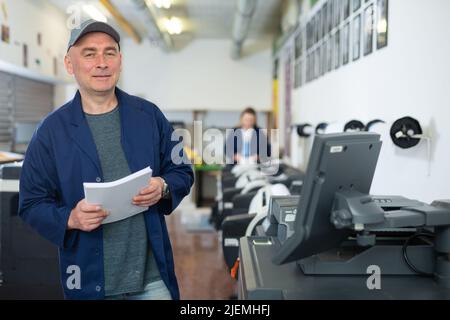 Portrait d'un travailleur de bureau d'impression positif Banque D'Images