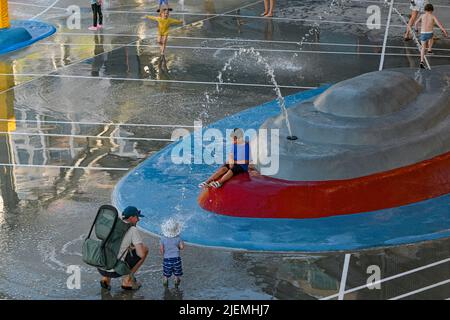 Terrain de jeux pour enfants, parc Splash, zone de pulvérisation, les chantiers navals, North Vancouver, Colombie-Britannique, Canada Banque D'Images
