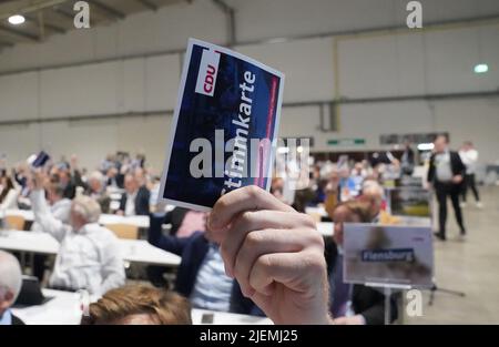 27 juin 2022, Schleswig-Holstein, Neumünster: Les membres du parti et les délégués s'entendent sur la conclusion des négociations de coalition lors de la conférence de l'État partie de la CDU à Holstenhallen. Photo: Marcus Brandt/dpa Banque D'Images