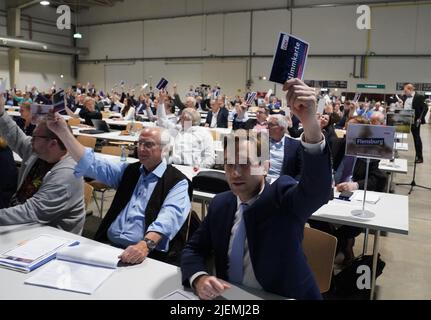 27 juin 2022, Schleswig-Holstein, Neumünster: Les membres du parti et les délégués s'entendent sur la conclusion des négociations de coalition lors de la conférence de l'État partie de la CDU à Holstenhallen. Photo: Marcus Brandt/dpa Banque D'Images