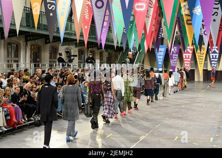 Paris, Frankreich. 26th juin 2022. KENZO SS23 piste pendant la semaine de mode de Paris vêtements pour hommes le 2022 juin - Paris, France. 26/06/2022 crédit : dpa/Alay Live News Banque D'Images