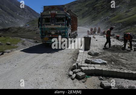 27 juin 2022, Ladakh, Jammu-et-Cachemire, Inde: Les travailleurs travaillent sur une autoroute qui mène au col de Zojila, à 108 kilomètres à l'est de Srinagar à Zojila, Inde. Zojila un des cols de montagne dangereux situé dans la région du Cachemire qui est le seul lien routier entre le Cachemire et le Ladakh qui a une importance stratégique puisque le col Zojila est situé à une altitude de 11 578 pieds sur la route nationale Srinagar-Kargil-Leh et reste fermé pendant les hivers lourds Neige et cette année, le pass est ouvert sur 19 mars après avoir été fermé pendant 73 jours. (Image de crédit : © Adil Abbas/ZUMA Press Wire) Banque D'Images