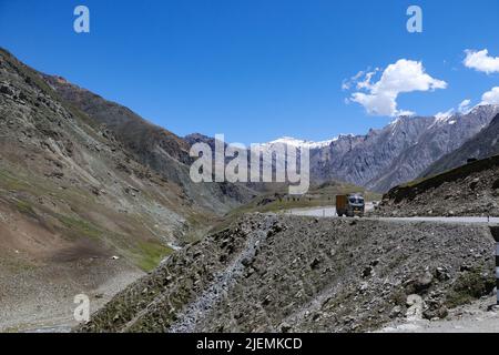 27 juin 2022, Ladakh, Jammu-et-Cachemire, Inde: Un camion chargé de matériel de construction passe par l'autoroute au col de Zojila, à 108 kilomètres à l'est de Srinagar à Zojila, Inde. Zojila un des cols de montagne dangereux situé dans la région du Cachemire qui est le seul lien routier entre le Cachemire et le Ladakh qui a une importance stratégique puisque le col Zojila est situé à une altitude de 11 578 pieds sur la route nationale Srinagar-Kargil-Leh et reste fermé pendant les hivers lourds Neige et cette année, le pass est ouvert sur 19 mars après avoir été fermé pendant 73 jours. (Image de crédit : © Adil A Banque D'Images