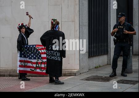 Madrid, Espagne. 27th juin 2022. Des militants du groupe féministe FEFEGEN protestent devant l'ambassade des États-Unis. Les activistes protestent avec des messages peints sur leurs comtes à la lecture de 'Roe est tombé mais nous ne l'avons pas fait' alors qu'ils portent un drapeau américain à la lecture de 'l'avortement est sacré' alors qu'ils protestent contre la décision de la Cour suprême des États-Unis d'annuler le droit à l'avortement. Credit: Marcos del Mazo/Alay Live News Banque D'Images