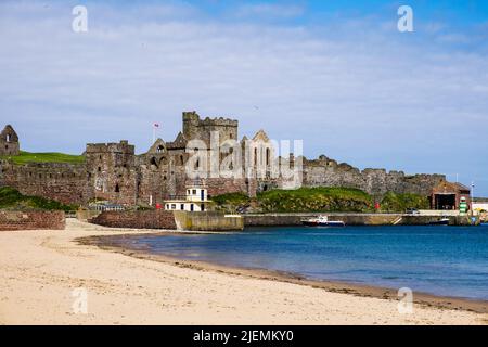 Pelez les ruines du château et la plage de sable dans la baie. Peel, Île de Man, Îles Britanniques, Europe Banque D'Images