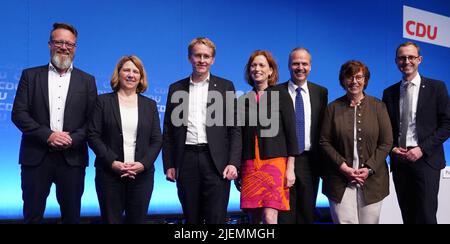 27 juin 2022, Schleswig-Holstein, Neumünster: Daniel Günther (3, f, l, CDU), Ministre-Président du Schleswig-Holstein, Se trouve à côté des chefs de département du futur gouvernement de l'État du Schleswig-Holstein (l-r) Claus Ruhe Madsen (aucune affiliation de parti), ancien maire de la ville hanséatique de Rostock et futur ministre de l'économie, des transports, du travail, de la technologie et du tourisme au Schleswig-Holstein, Kerstin von der Decken (CDU), ministre de la Justice et de la Santé, Karin Prien (CDU), ministre de l'éducation, des Sciences, de la recherche et de la Culture, Werner Schwarz (CDU), ministre de l'Agriculture, Rural Aar Banque D'Images