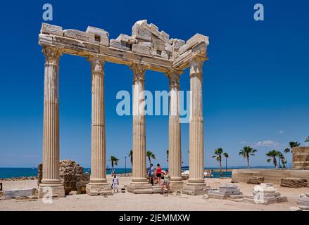 Temple Apollo en ruines de la ville romaine de Side, Antalya, Turquie Banque D'Images