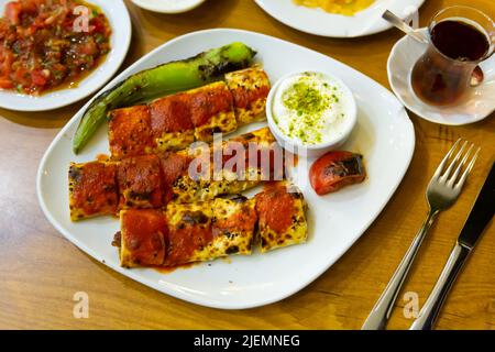 Portion de beyti kebab servie sur l'assiette Banque D'Images