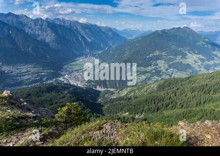 Vue magnifique sur les Alpes autrichiennes au Tyrol avec vue sur le bassin de la vallée de Landeck sous un ciel bleu partiellement nuageux Banque D'Images