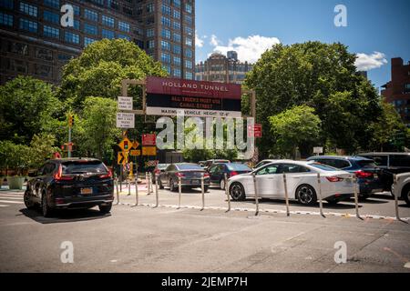 Trafic entrant dans le tunnel Holland depuis la rue Varick à New York le dimanche, 19 juin 2022. (© Richard B. Levine) Banque D'Images