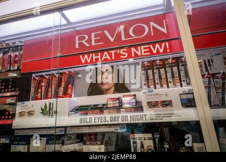 Une sélection de produits de beauté Revlon en pharmacie à New York le jeudi, 16 juin 2022. Revlon a déposé une demande de protection en cas de faillite au chapitre 11, citant le service de sa dette et les questions de la chaîne d'approvisionnement. (© Richard B. Levine) Banque D'Images