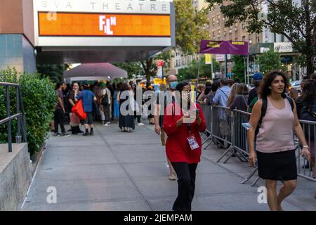 Les détenteurs de billets se sont mis en file d'attente pour participer au festival de Tribeca, anciennement le festival du film de Tribeca, au SVA Theatre de Chelsea, à New York, mercredi, à 15 juin 2022. (© Richard B. Levine) Banque D'Images