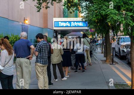 Les détenteurs de billets se sont mis en file d'attente pour participer au festival de Tribeca, anciennement le festival du film de Tribeca, au SVA Theatre de Chelsea, à New York, mercredi, à 15 juin 2022. (© Richard B. Levine) Banque D'Images