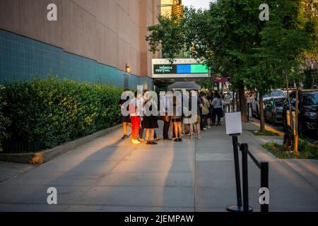 Les détenteurs de billets se sont mis en file d'attente pour participer au festival de Tribeca, anciennement le festival du film de Tribeca, au SVA Theatre de Chelsea, à New York, mercredi, à 15 juin 2022. (© Richard B. Levine) Banque D'Images