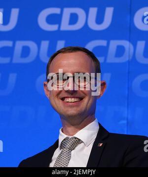 27 juin 2022, Schleswig-Holstein, Neumünster: Dirk Schrödter (CDU), chef de la chancellerie d'Etat, enregistré à la conférence du parti d'Etat de la CDU à la fin des négociations de coalition dans le Holstenhallen. Photo: Marcus Brandt/dpa Banque D'Images