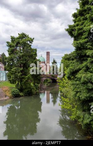 Padoue, Italie - 06 10 2022: Paroisse de Santa Maria del Carmine à Padoue le matin de l'été. Banque D'Images