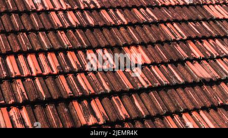 Carrelage de toit rouge ancien, texture de la photo d'arrière-plan Banque D'Images