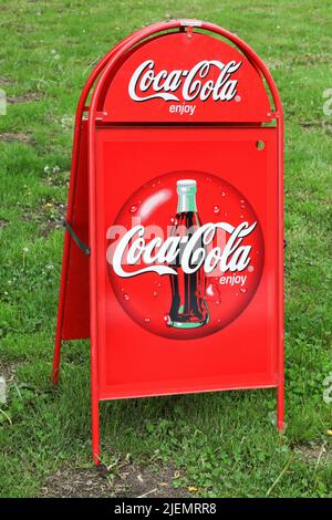 Randers, Danemark - 21 mai 2022: Publicité Coca-Cola. Coca-Cola est une boisson gazeuse. Il est produit par la Coca-Cola Company d'Atlanta, Etats-Unis Banque D'Images