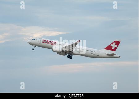 25.06.2022, Berlin, Allemagne, Europe - Un avion à passagers Bombardier Airbus A220-300 de Swiss Airlines part de l'aéroport de Brandebourg de Berlin BER. Banque D'Images