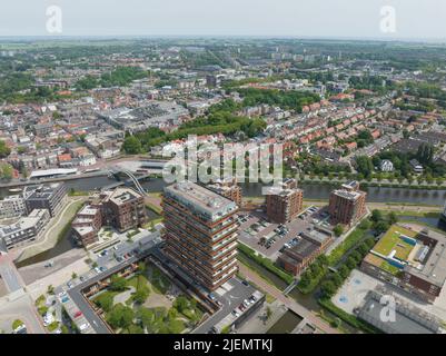 Ville urbaine de Purmerend dans le nord de la hollande pays-Bas Hollande, vue d'ensemble de drones aériens. Centre ville été jour ensoleillé. Routes des bâtiments de rivière. Banque D'Images