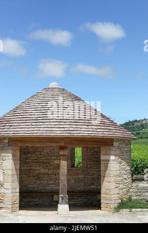 Cabane en pierre ou cadole transformée en arrêt de bus en Bourgogne, France Banque D'Images