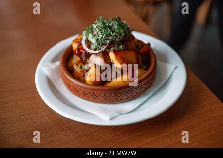 Gros plan sur le plat national géorgien ojahuri avec de la viande au café Banque D'Images