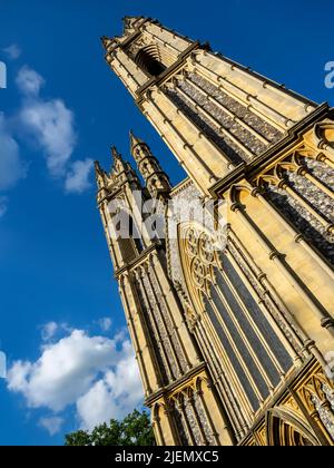 BOOTON, NORFOLK, Royaume-Uni - 14 JUIN 2018 : vue extérieure de la façade avant et des tours jumelles de l'église paroissiale de St Michael l'Archange le soir l Banque D'Images