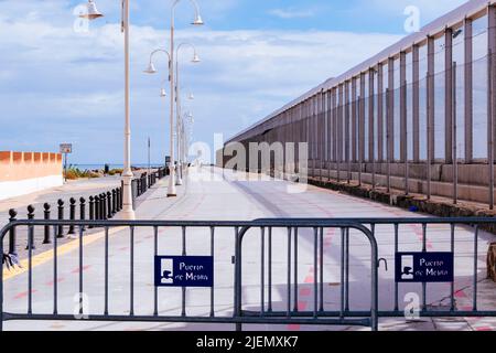 Clôture qui sépare la ville de Melilla du port marocain de Nador. La clôture frontalière de Melilla fait partie de la frontière Maroc–Espagne dans la ville Banque D'Images